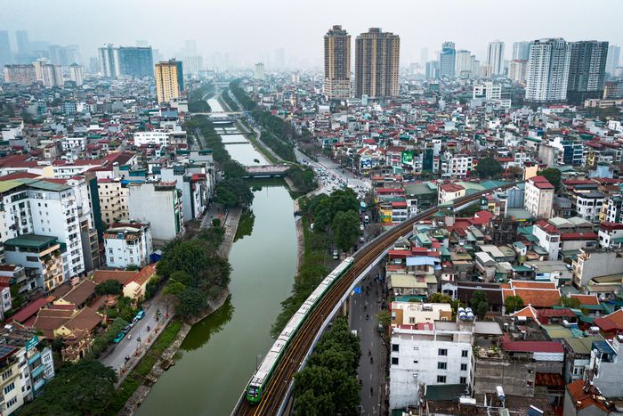  Với phương án thứ hai là xây dựng hầm, các đơn vị đã xem xét bài toán xây dựng hầm chìm đường kính lớn (D=14,5 m đến 15,2 m) phục vụ mục tiêu giao thông đường bộ kết hợp thu chứa nước mặt chống ngập úng tại khu vực. Tại các điểm giao cắt với nút giao Ngã Tư Sở, có thiết kế nhánh hầm hở, hầm kín kết nối. 