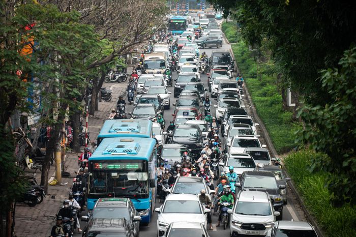  Theo Sở Xây dựng, đường Láng chỉ rộng 10,5 m mỗi chiều, tuy nhiên theo thống kê hiện có 8.000 phương tiện/giờ lưu thông trên tuyến đường này nên thường xuyên ùn tắc vào giờ cao điểm. 