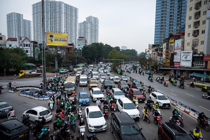  Điểm đầu của đường Láng giao với Ngã Tư Sở, đoạn đường này đã được mở rộng lên 4-5 làn xe dài 200 m. Khu vực này luôn là điểm đen ùn tắc giao thông khi vào giờ cao điểm với hàng nghìn lượt phương tiện đổ về. 