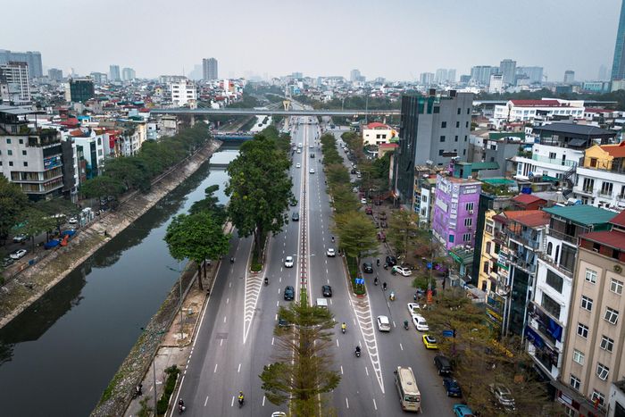  Hình ảnh tại điểm cuối của đường Láng giao với đường Cầu Giấy, đoạn đường này được mở rộng lên 4 làn xe mỗi chiều. Theo Sở Xây dựng, việc thực hiện dự án nằm trong kế hoạch khép kín các vành đai nội đô, giảm tải áp lực giao thông cho nút giao Ngã Tư Sở, phát huy hiệu quả Vành đai 2 trên cao đoạn Vĩnh Tuy - Ngã Tư Sở đã hoàn thành. 