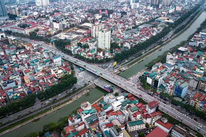  Dọc tuyến đường có nhiều nút giao trọng yếu, nổi bật là các điểm giao cắt Láng - Trần Duy Hưng - Nguyễn Chí Thanh; Láng - Lê Văn Lương - Láng Hạ và Láng - Yên Lãng. Các nút giao này có lưu lượng phương tiện lớn, thường xuyên xảy ra ùn tắc kéo dài vào giờ cao điểm. 