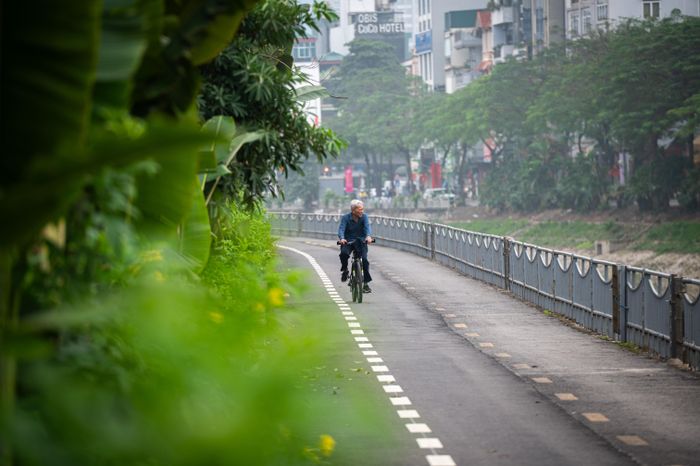  Chạy song song đường Láng là tuyến đường được thiết kế 3 làn dành riêng cho người đi bộ và người điều khiển xe đạp. 