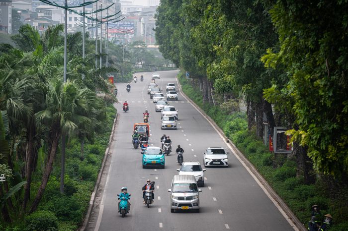  Đường Láng hiện hữu được thiết kế 3 làn xe, có hàng cây xanh ở giữa làm dải phân cách. Theo Sở Xây dựng, có hai phương án chính bao gồm mở rộng đường dưới thấp, xây dựng cầu cạn (đường trên cao) và làm hầm chìm đường kính lớn phục vụ mục tiêu giao thông đường bộ kết hợp thu chứa nước mặt chống ngập úng tại khu vực. 