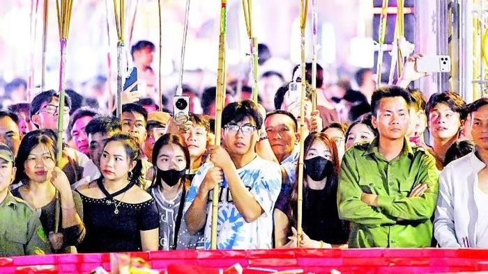 2. Từ rất sớm, người dân chuẩn bị hương được gắn trên sào tre để xin lửa.