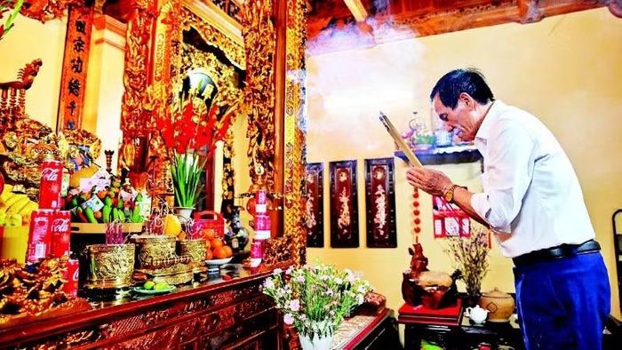 4. Lửa thiêng sau khi lấy về, được người dân thắp lên bàn thờ gia tiên để cầu mong bình an, may mắn trong năm mới.