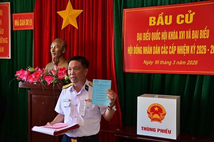 Đại tá Lê Hồng Quang hướng dẫn cho các cử tri trên Nhà giàn DK1/9 - Ảnh: VĂN ĐƯỜNG