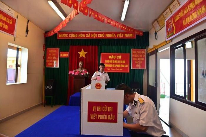 Công tác bầu cử diễn ra nghiêm túc, chặt chẽ, đúng quy trình, quy định bầu cử - Ảnh: VĂN ĐƯỜNG