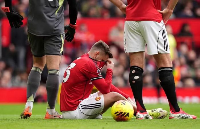 Chiến thắng của Man Utd cũng phải trả giá đắt khi Luke Shaw dính chấn thương phải rời sân từ sớm.