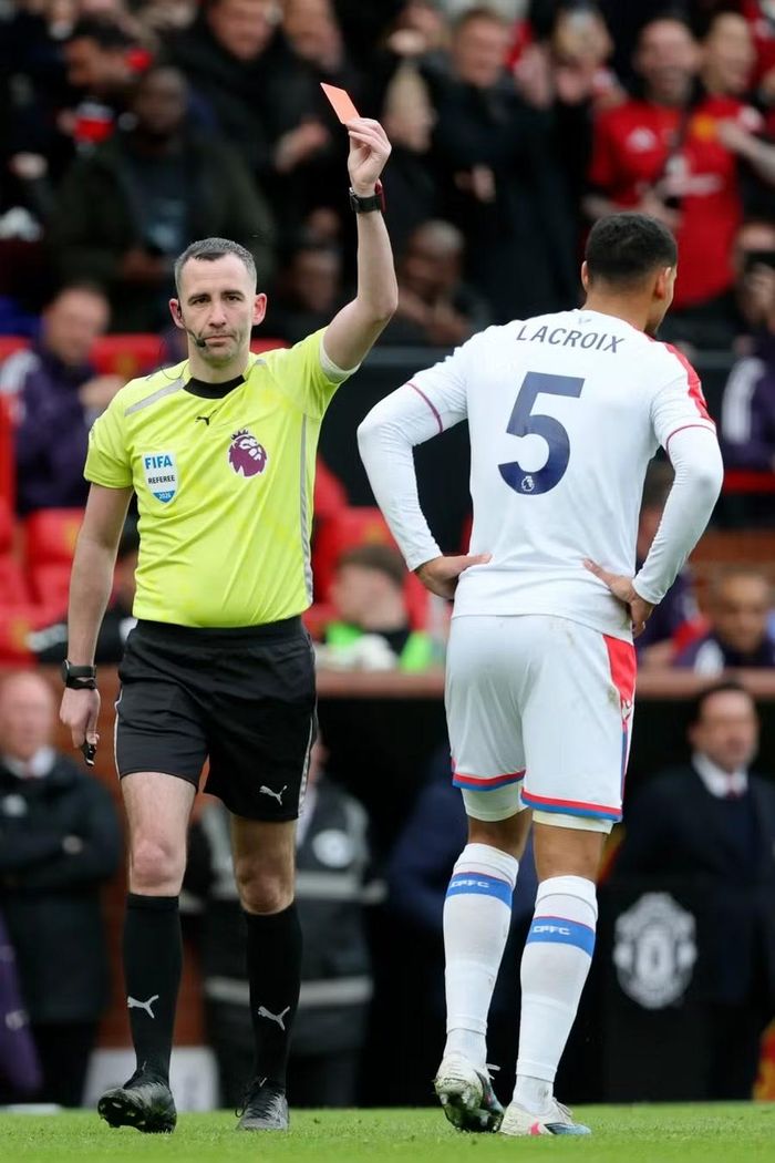 VAR can thiệp khiến ‘người hùng’ của Crystal Palace phải nhận thẻ đỏ trực tiếp ở phút 56 và Man Utd được hưởng phạt đền.