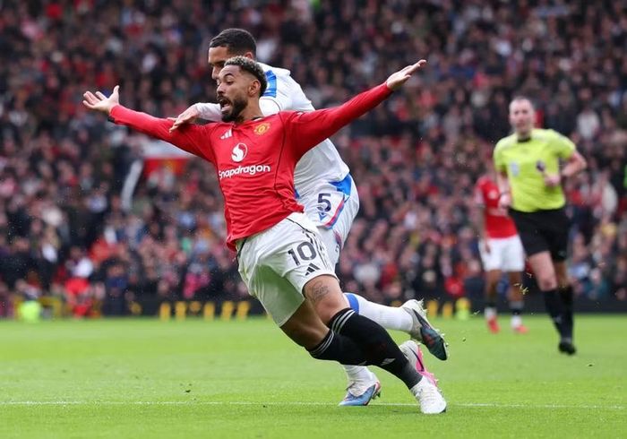 Crystal Palace sau đó sụp đổ khi Lacroix phạm lỗi với Matheus Cunha trong vòng cấm.