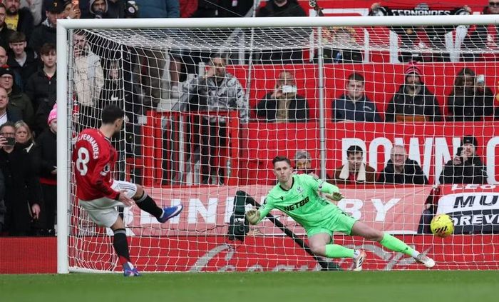 Thủ quân Bruno Fernandes lĩnh ấn tiên phong, quân bình tỷ số 1-1 cho Man Utd.