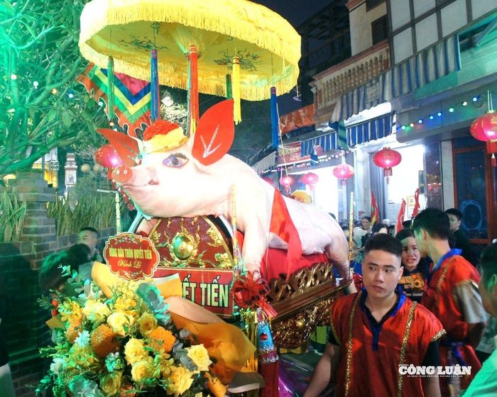 Mỗi xóm trang trí “ông lợn” theo một cách khác nhau nhưng phải oai phong, thần thái