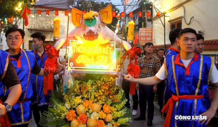 Lễ hội rước “ông lợn” làng La Phù luôn thu hút đông đảo người dân địa phương và du khách
