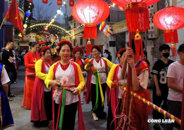 Không khí lễ hội tràn ngập trên khắp đường làng
