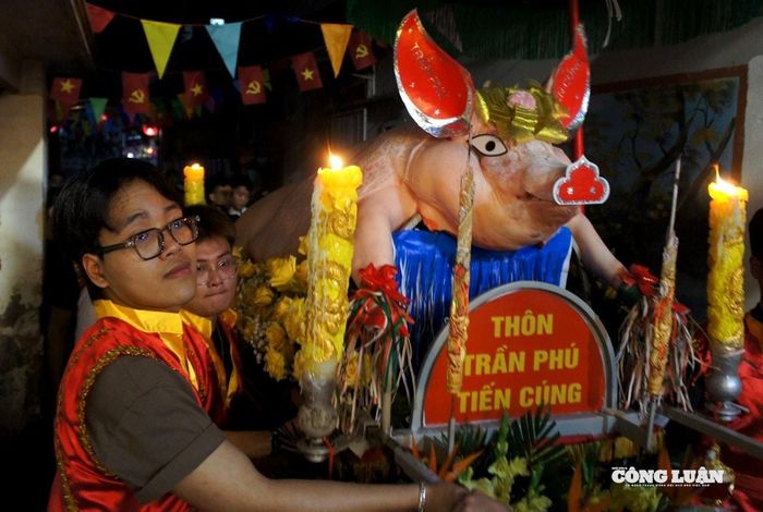 Lễ rước "ông lợn" luôn được dân làng La Phù tổ chức một cách trọng thị