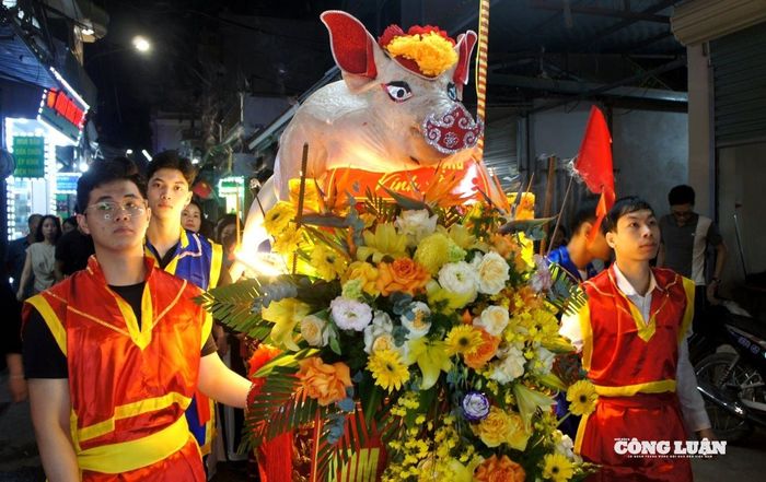 Khác với nhiều lễ hội khác, kiệu rước thành hoàng là trung tâm đám rước thì ở làng La Phù, kiệu lại dành để rước “ông lợn”