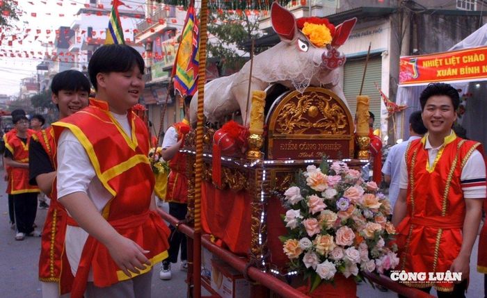Kiệu của "ông lợn" được khiêng bởi những thanh niên trai tráng