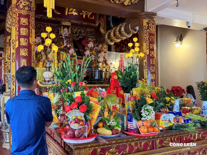 Người dân thành kính dâng hương tại Phủ Tây Hồ đầu năm mới cầu bình an, tài lộc.
