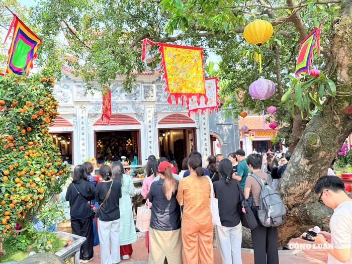 Giữa nhịp sống đô thị sôi động, hình ảnh người dân chậm rãi thắp nén hương đầu năm nơi cửa phủ như một nét lắng đọng, thể hiện niềm tin và truyền thống văn hóa tâm linh bền bỉ của người Hà Nội.