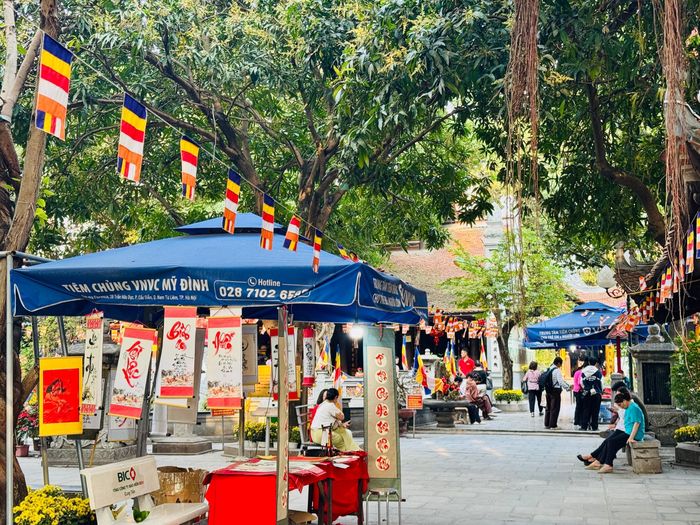 Một góc sân chùa ngập tràn sắc xuân với những câu đối đỏ và sắc xanh của sự sống.