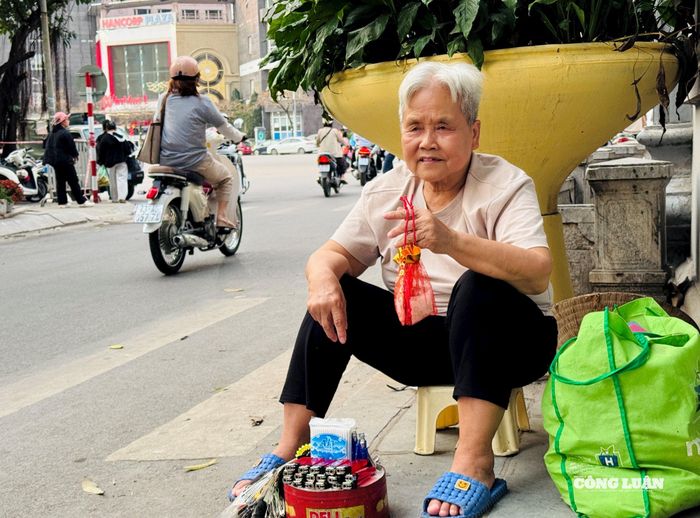 Có những người ngồi bán muối và lửa với tâm nguyện gửi gắm, cầu chúc người dân may mắn đầu năm.