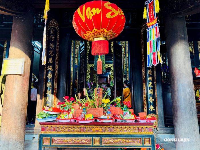 Dưới ánh nắng vàng, những mâm lễ của người dân được dâng lên, xếp kín các bàn.