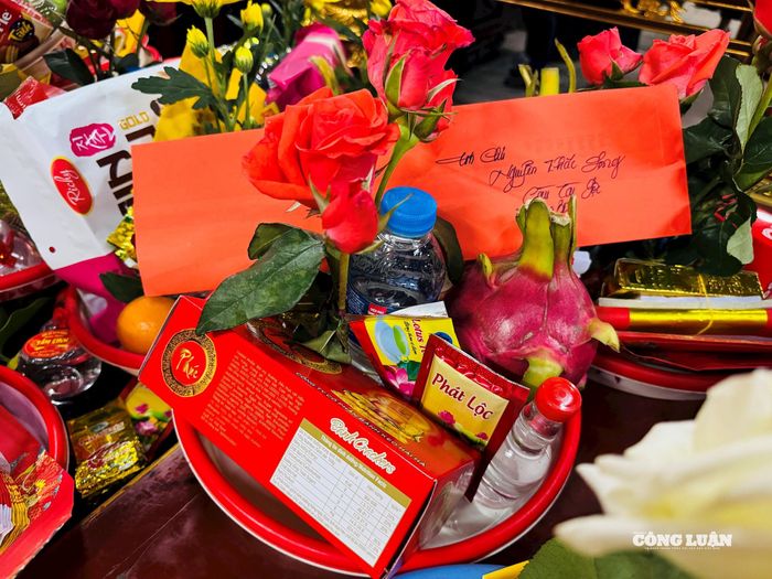 Mỗi mâm lễ bao gồm bánh, kẹo, hoa, quả và cùng tờ sớ ghi lời nguyện cầu đầu năm.