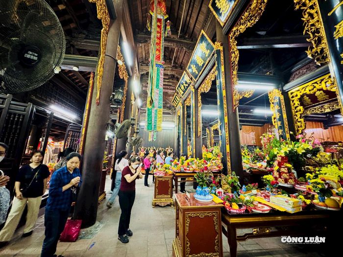 Người dân tới cầu an, cầu tài, cầu lộc cho năm mới.