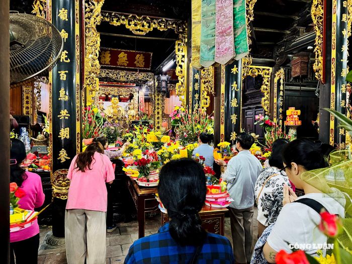 Người dân thành kính dâng hương cầu nguyện dưới làn khói mờ ảo, tạo nên không gian linh thiêng chốn cửa thiền.