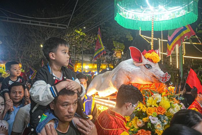 Tương truyền rằng, trước mỗi khi lên đường đi đánh giặc, ông lại mổ lợn, thổi xôi khao quân. Người dân trong làng thường mang lợn đến dâng và tôn ông là Thành hoàng làng. Mỗi năm vào dịp lễ, các xóm trong làng lại mang lợn ra đình dâng tế Thành Hoàng. Lợn được dâng tế đều được tuyển chọn kỹ càng, nuôi dưỡng cẩn thận, chu đáo từ các năm trước với cân nặng từ 170 kg đến 230 kg.