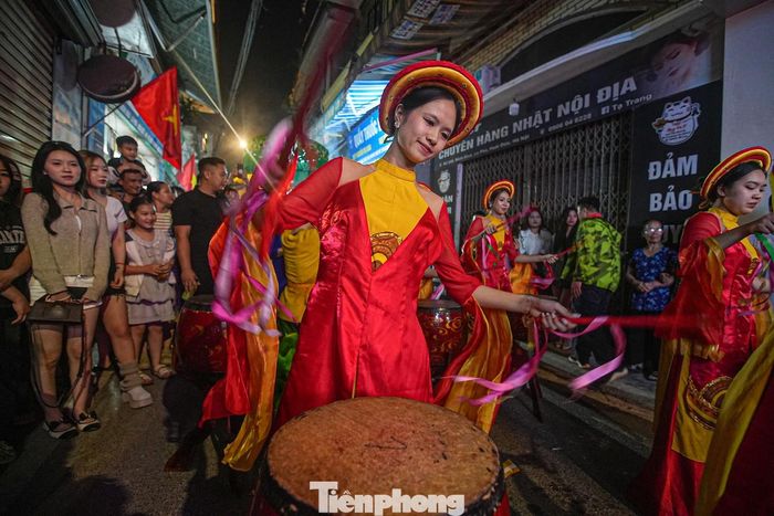 Trống hội vang lên liên tục trên đường rước "ông lợn" về đình.