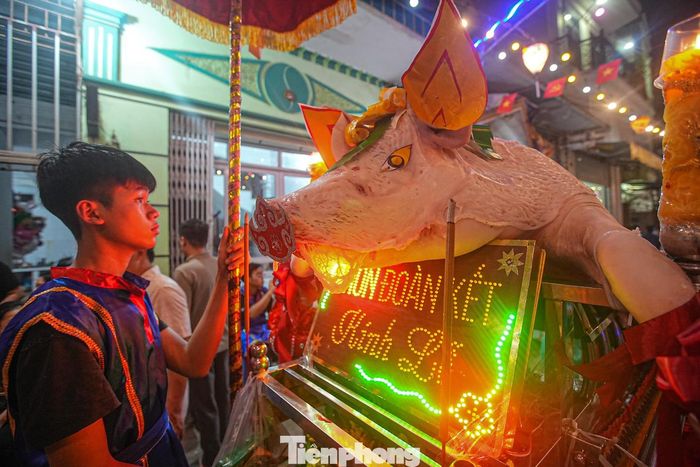 Việc trang trí "ông lợn" thông thường sẽ kéo dài từ 2 đến 3 tiếng. Những vật trang trí lên “ông lợn” thường phải dùng kim khâu vào da, không thể dùng hồ dán hay keo dán.