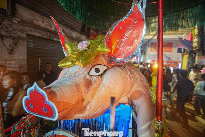 "Ông lợn" được tuyển chọn là những chú lợn đực, tiêu chuẩn “tai lá mít, đít lồng bàn, lưng thẳng như đòn gánh, thân trắng hồng, không có bất cứ một đốm đen, vết xám nào để mua về nuôi. Người được chọn nuôi lợn phải có bố mẹ còn sống khỏe mạnh, gia đình có đủ con trai và con gái, làm ăn nền nếp, lối sống văn minh, gia đình hiền hậu. Lợn được nuôi theo một quy trình đặc biệt, sạch sẽ, chăm sóc kỹ lưỡng suốt cả năm.