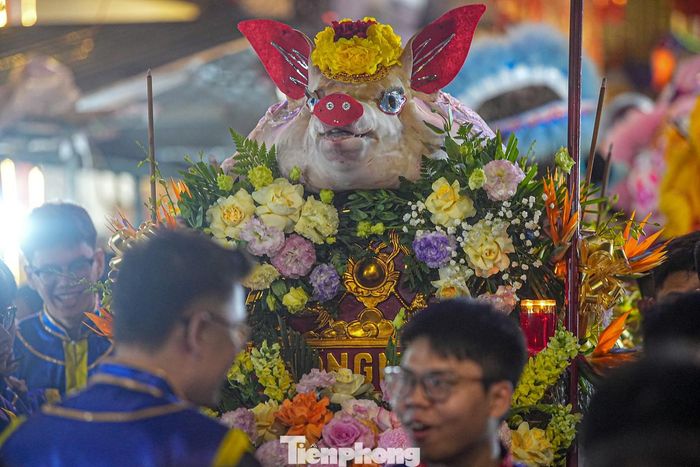 Đến ngày hội, lợn được thịt, đặt lên kiệu, trang trí đẹp mắt và tổ chức rước ra đình làng dâng thánh.