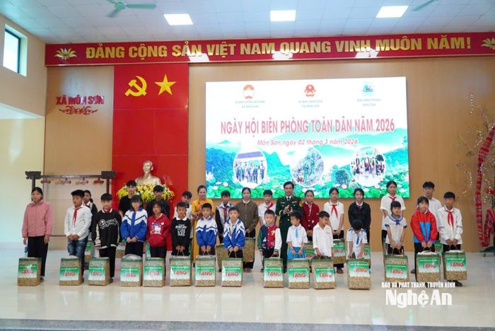 Trao tặng 27 suất học bổng cho học sinh trong Chương trình “Nâng bước em tới trường - Con nuôi Đồn Biên phòng”. Ảnh: Bá Hậu