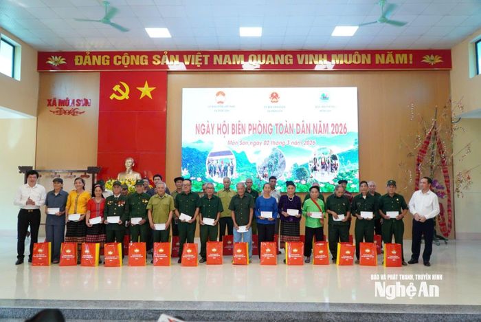 Ban Tổ chức trao 30 suất quà cho gia đình chính sách, người có công. Ảnh: Bá Hậu