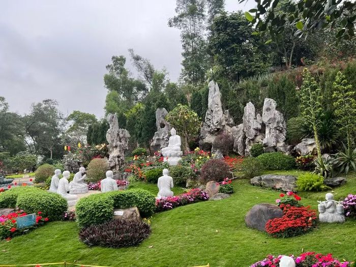 Vườn tượng ở chùa Tiêu. Ảnh: Thanh Hằng