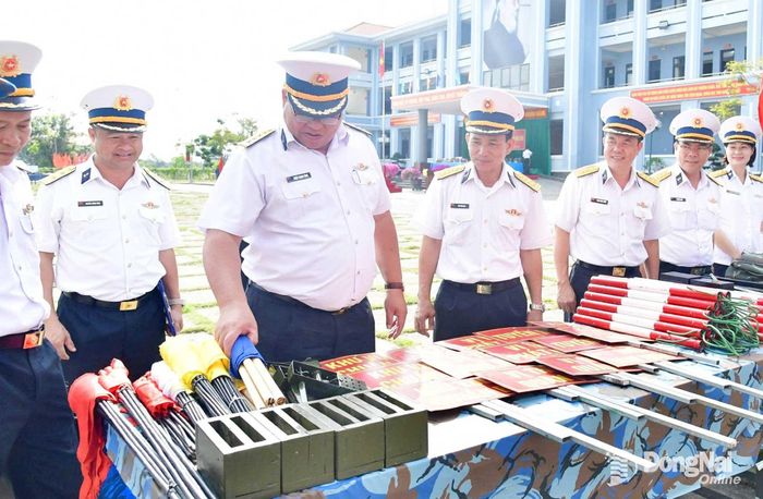 Thủ trưởng Vùng 2 Hải quân và các đại biểu tham quan mô hình học cụ huấn luyện. Ảnh: Nguyệt Hà