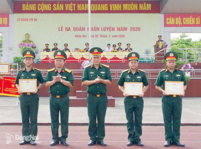 Thủ trưởng Lữ đoàn 96 trao khen thưởng cho các tập thể, cá nhân trong lễ ra quân huấn luyện. Ảnh: ĐVCC