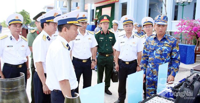 Thủ trưởng Vùng 2 Hải quân và đại biểu tham quan mô hình học cụ huấn luyện tại Trung tâm Bảo đảm kỹ thuật Vùng 2 Hải quân. Ảnh: Tấn Sang