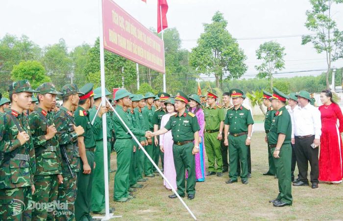 Đại biểu tham các mô hình học cụ Trung đoàn 3. Ảnh: ĐVCC