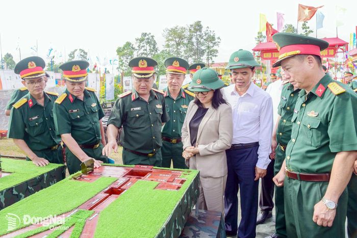 Trung tướng Trần Vinh Ngọc, Bí thư Đảng ủy, Chính ủy Quân khu 7 và các đại biểu tham quan mô hình học cụ huấn luyện của Sư đoàn 309. Ảnh: Nguyễn Hùng