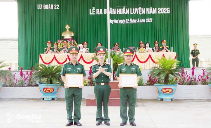 Đại tá Hồ Viết Trương, Phó Tư lệnh, Tham mưu trưởng Binh chủng Tăng thiết giáp khen thưởng các cá nhân của Lữ đoàn 22. Ảnh: ĐVCC