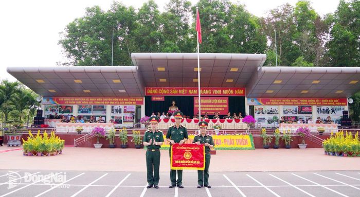 Đại tá Lê Xuân Dũng, Phó Tư lệnh, Tham mưu trưởng Binh chủng Hóa học trao cờ thi đua của Bộ Tổng Tham mưu Quân đội nhân dân Việt Nam cho Lữ đoàn 87 - đơn vị rèn thể lực giỏi. Ảnh: ĐVCC