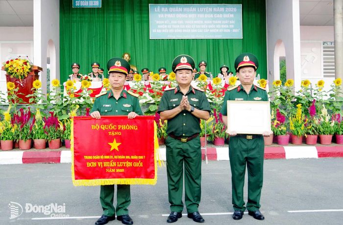 Trung tướng Trần Vinh Ngọc, Bí thư Đảng ủy, Chính ủy Quân khu 7, thừa ủy quyền của Bộ Quốc phòng trao danh hiệu Đơn vị vững mạnh toàn diện cho Sư đoàn 309 và Cờ thi đua xuất sắc Đơn vị huấn luyện giỏi cho Trung đoàn 31 (thuộc Sư đoàn 309). Ảnh: Nguyễn Hùng