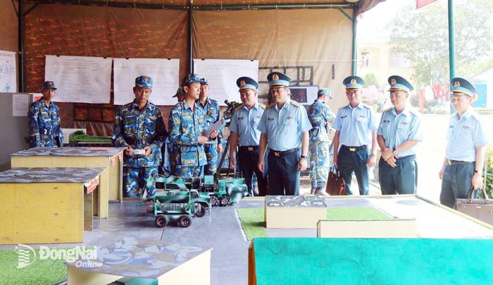 Thủ trưởng Quân chủng Phòng không - Không quân và đại biểu tham quan mô hình, học cụ huấn luyện. Ảnh: Công Giang