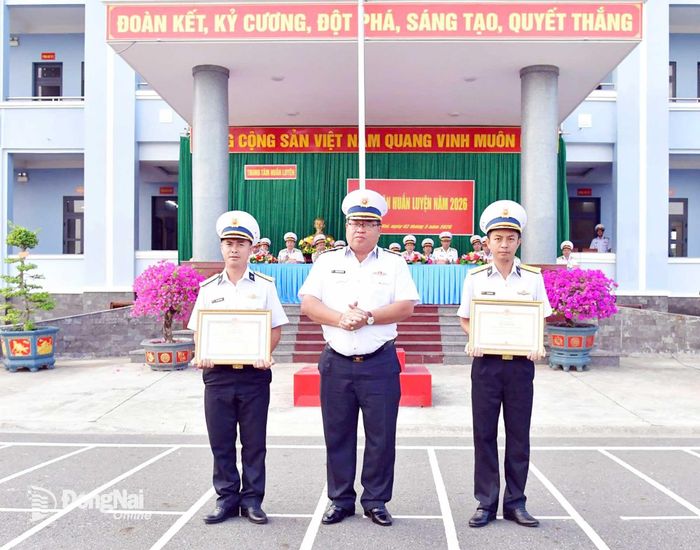 Đại tá Triệu Thanh Tùng, Phó Tư lệnh Vùng 2 Hải quân trao khen thưởng các cá nhân xuất sắc. Ảnh: Nguyệt Hà