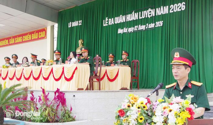 Đại tá Hồ Viết Trương, Phó Tư lệnh, Tham mưu trưởng Binh chủng Tăng thiết giáp chỉ đạo lễ ra quân huấn luyện của Lữ đoàn 22, đóng tại phường Long Bình. Ảnh: ĐVCC