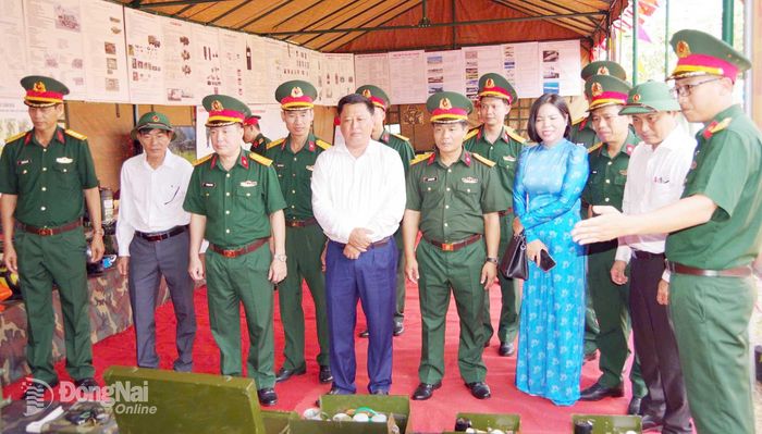 Thủ trưởng Binh chủng Hóa học và các đại biểu tham quan mô hình học cụ của Lữ đoàn 87. Ảnh: ĐVCC