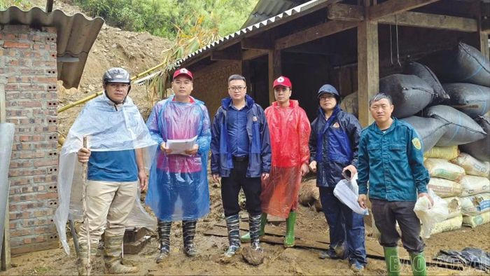 Lãnh đạo xã chủ động sâu sát, động viên thăm hỏi người dân.